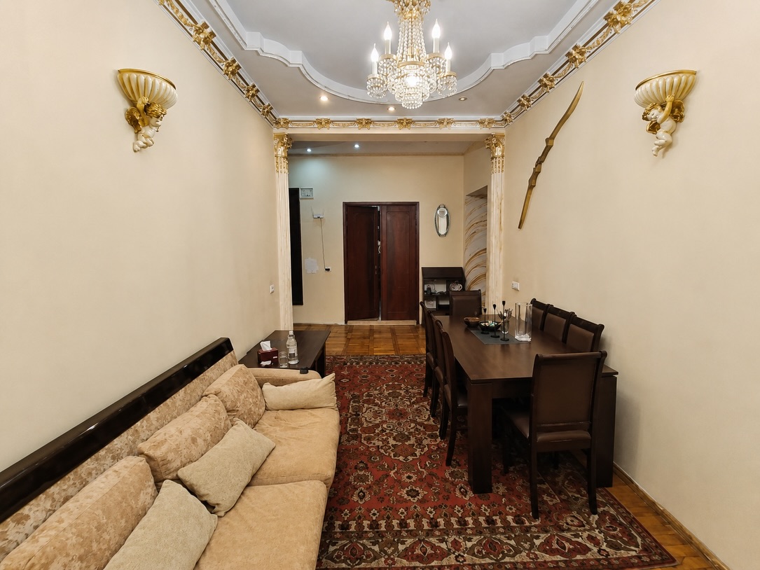 SnapInsta.to_731438779_18394101025091392_4905529366028242185_n Tigran Mets | 5-Room Stalinian Apartment for Sale 🇦🇲