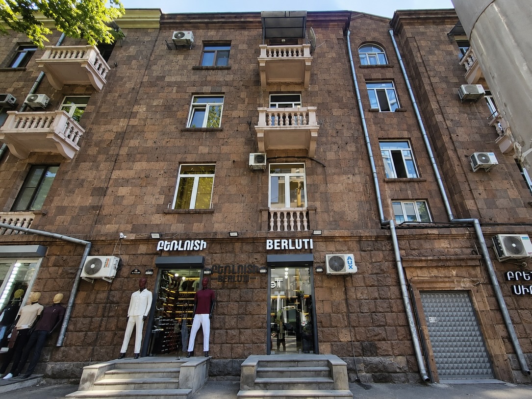 SnapInsta.to_731754694_18394101097091392_505223713659456361_n Tigran Mets | 5-Room Stalinian Apartment for Sale 🇦🇲